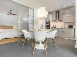 Swimming pool & terrace near the beach by REMS