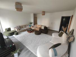 Luxurious 2 bedroom modern garden apartment Available ensuite private bedroom or whole flat privately、New cairoのホテル
