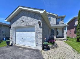 Cozy house at south end Barrie, hotell i Barrie