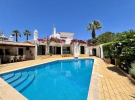 Alvor Traditional Villa With Pool by Homing, hotel in Unhais da Serra