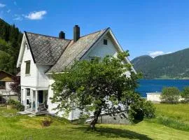 Cozy Home In Austefjorden With Wifi