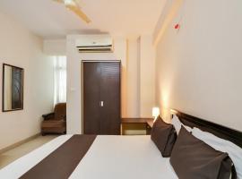 OYO Hotel Srinivasa Grand، فندق في أبيدس، حيدر أباد