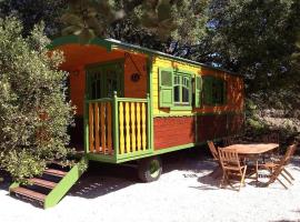 La Roulotte des Oliviers, campsite in Saint-Pierre-de-Vassols