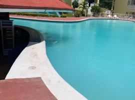 Cozy Apartment at Mystic Ridge Ocho Rios, hotel com piscina em Ocho Rios