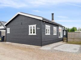 Timber House Close To The Beach And Restaurants,, cabaña o casa de campo en Karrebæksminde