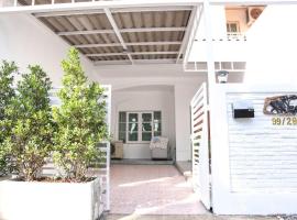 Home Sawasdee 2, ใกล้Safari world, hotel v destinaci Ban Sai Mai