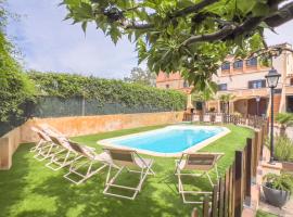 Private country house with pool and barbecue, landsted i Girona