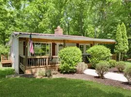 Cabin w hot tub & fire pit near Shenandoah River