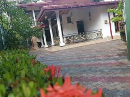 Paradise villa aluthgama, Ferienwohnung in Aluthgama