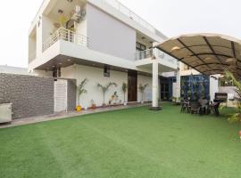 Aloha the outhouse 5bhk swimming pool garden villa, holiday home in Jaipur