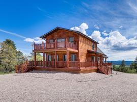Peaceful Wyoming Cabin with Spacious Deck and Wet Bar!, hotel with parking in Sundance