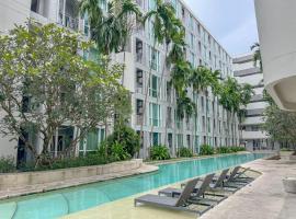 The Base Condominium Behind Central Festival Phuket By T, hotel con parking en Ban Rangeng