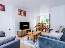 NEW! Spacious 3-bed house in Newcastle-under-Lyme by 53 Degrees Property, Ideal for Business & Contractors - Sleeps 6!, dovolenkový dom v destinácii Newcastle under Lyme