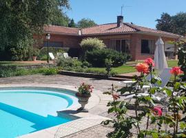 Maison de famille calme avec piscine - proche golf, хотел в Pont-de-Larn