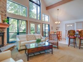 Cape Royale Home with Deck - Walk to Lake Livingston, hotel met parkeren in Coldspring