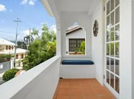 Breezy beach apt, steps to the sand! Full AC too - 18 Up