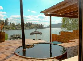 Lodge frente al lago con tina caliente privada, hotel v destinaci Rapel