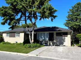 BRAND NEW lower home with EXCLUSIVE Bathroom, hotel perto de Holocaust Centre of Toronto, Toronto