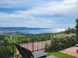 Apartment Koper with Sea View and jacuzzi, hotel di Koper