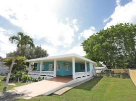 Casa Lula Beach Retreat - Dog friendly, Fenced backyard, hotell i Arecibo