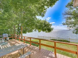 Waterfront Family Cottage on Lake Champlain, hotel with parking in Swanton
