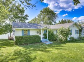 Lake Champlain Cottage w/ Deck & Sunset Views!, hotel en Swanton