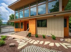 Skyview Oasis Modern Build 1 Mile from Downtown Black Mtn!