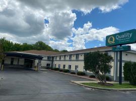 Quality Inn & Suites, viešbutis mieste West Bend