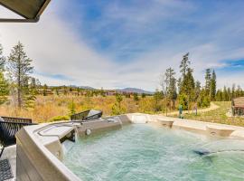 Peaceful Fraser Retreat with Patio, Hot Tub and Views!, casa de temporada em Winter Park