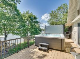 Retreat with Dock and Views in Lake of the Ozarks, hotel v destinaci Laurie