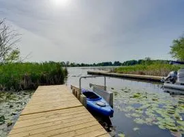 Lakefront Home in Hartford Hot Tub, Kayaks and Dock