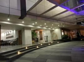 Hotel Comfortel Banjara Hills- Free Buffet breakfast- Multi Cuisine Restauran、ハイデラバードのホテル