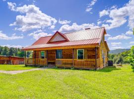 Historic Piney Creek Cabin with Deck and Scenic View!, cottage à Piney Creek