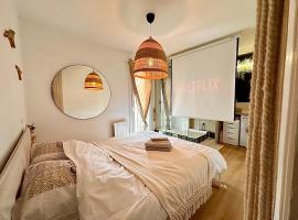 Superbe Appartement Rénové avec Cinéma - Cap D'Agde, hotel v mestu Agde