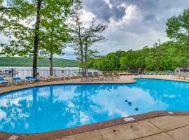 Deck and Pool Access Lake Harmony Home!, alojamento para férias em Lake Harmony