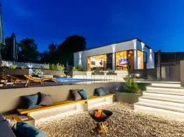 Jackal Holiday House with a heated pool and a jacuzzi