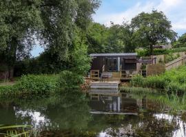 The Shepherds Hut at Bridge Lake Farm & Fishery: Banbury şehrinde bir tatil evi