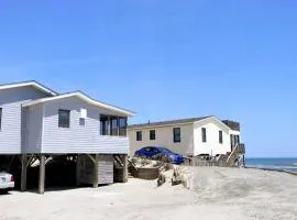 Quaint Beach Cottage, 10 steps from Beach