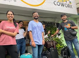 HOSHTEL99 - Stay, Cowork and Cafe - A Backpackers Hostel, hótel í Pune