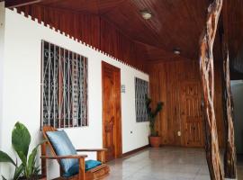 Happy Mochilas Surf Hostel, habitación en casa particular en Cóbano