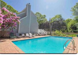 Fantastic Summer home with pool, hotell med parkeringsplass i East Hampton