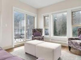 Stunning 4BR Penthouse with Rooftop Retreat in Harrison: Harrison Hot Springs şehrinde bir daire
