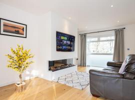 Warm spacious house, free parking, gorgeous garden, hotel in Sale