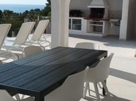 Meerblick, Apartment in Villa mit Terrasse, Pool und kostenlosen WLAN neu renoviert, hotel in Benissa