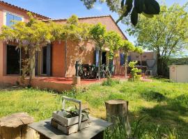 Les Glycines-Villa climatisée-Piscine-BBQ-Parking, Hotel in Clermont-lʼHérault