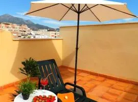 Luminoso ático cerca de la playa con piscina y garaje