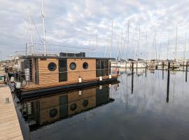 Hausboot - Kleine Auszeit, hotel in Heiligenhafen