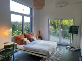 Helles Zimmer in unserem Zuhause mit Queensize-Bett, Balkon, Schreibtisch, TV, Klimaanlage & abdunkelnden Jalousien, viešbutis mieste Norderštetas