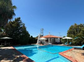 Country House with Pool and Big Garden, hotelli kohteessa Oropós lähellä maamerkkiä Art City Mihalarias
