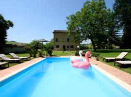 Family friendly chic Italian farmhouse with pool, hotel in Mogliano
